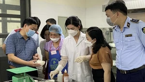 Cơ quan chức năng kiểm tra an toàn thực phẩm. Ảnh: Cổng Thông tin Bộ Y tế 