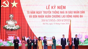 Thừa ủy quyền của Chủ tịch nước, Phó Chủ tịch nước Võ Thị Ánh Xuân đã trao Huân chương Lao động hạng ba (lần thứ 2) tặng Công ty TNHH MTV In Báo Nhân Dân Hà Nội. Ảnh: QUANG PHONG