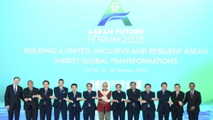 Thủ tướng Phạm Minh Chính cùng các Trưởng đoàn tham dự Diễn đàn Tương lai ASEAN 2025. Ảnh: TRẦN HẢI