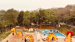 Sân chơi Phúc Tân với chú rồng nhỏ ngộ nghĩnh, nhìn từ chú rồng lớn-Cầu Long Biên. Nguồn: Think Playgrounds 