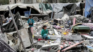 Trẻ em Gaza, trong những túp lều trú ẩn tạm bợ.