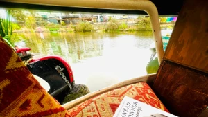 Bạn sẽ phải rất cẩn thận khi di chuyển bên trong hiệu sách đặc biệt này.