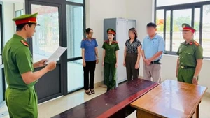 Cơ quan Công an đọc lệnh khởi tố ông Lê Văn Hoàng Lâm và bà Nguyễn Châu Xa về hành vi lập khống chứng từ chiếm đoạt hàng trăm triệu đồng tiền bảo vệ rừng.