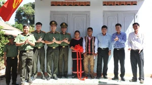 Công an tỉnh Đắk Lắk và các ngành chức năng, chính quyền địa phương bàn giao nhà tình nghĩa cho gia đình bà Rơ Âu H’hra tại buôn Dang, xã Ea H’leo, huyện Ea H’leo. (Ảnh: CTV)