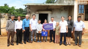 Lãnh đạo Công ty Điện lực Đắk Lắk và Văn phòng đại diện Báo Nhân Dân tại tỉnh Đắk Lắk trao tặng kinh phí 60 triệu đồng cho vợ chồng anh gia đình anh Nguyễn Hữu Dũng và Ngô Thị Nhuần để xây dựng nhà ở.