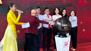 Các đại biểu thực hiện nghi thức khai mạc chương trình “35 năm Tự hào hàng Việt”.