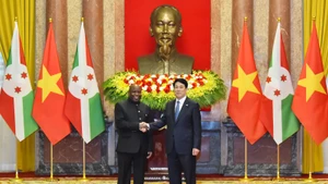 Chủ tịch nước Lương Cường và Tổng thống nước Cộng hòa Burundi Evariste Ndayishimiye, ngày 4/4/2025. (Ảnh: ĐĂNG KHOA)