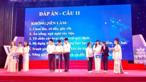 Các bạn trẻ tranh tài trong cuộc thi hùng biện về người Hà Nội thanh lịch, văn minh.