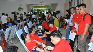 Hàng nghìn đoàn viên công đoàn và người lao động đến từ nhiều đơn vị, doanh nghiệp, bệnh viện, trường học tham gia hiến máu.