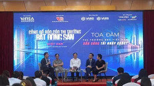 Các chuyên gia trao đổi tại sự kiện công bố báo cáo thị trường bất động sản quý I.