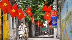 Con ngõ nhỏ tại phố Nguyễn Viết Xuân rực rỡ sắc đỏ chào mừng kỷ niệm 79 năm Cách mạng Tháng Tám và Quốc khánh 2/9. (Ảnh: THẾ ĐẠI)