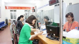 Đẩy mạnh cải cách thủ tục hành chính tạo thuận lợi cho người dân và doanh nghiệp (Bộ phận một cửa Tây Hồ, Hà Nội).