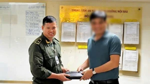 Đại diện Trung tâm An ninh cơ động trao trả lại chiếc ví bỏ quên chứa hơn 36 triệu đồng do anh Nguyễn Anh Tú phát hiện.