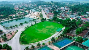 Khu vực hồ trung tâm thị trấn Thanh Chương khang trang sạch đẹp nhờ được quy hoạch bài bản và người dân góp công bảo vệ môi trường. 