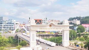 Hoạt động xuất nhập khẩu sôi động ở cửa khẩu quốc tế Lào Cai. Ảnh | PV