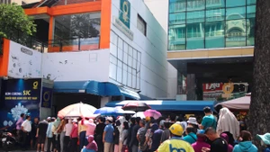 Người dân TP Hồ Chí Minh xếp hàng mua vàng SJC.