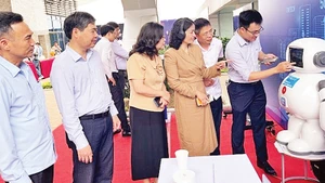 Trải nghiệm ứng dụng nhận diện tính cách con người với robot của VNPT tại Hải Dương.