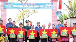 Ban tổ chức trao quà tặng người dân tại bản Đen. (Ảnh Tuấn Hiển)