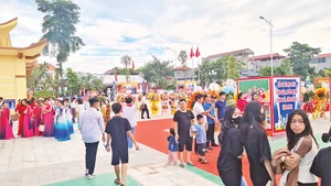 Người dân xã Đồng Ích trong ngày khánh thành làng văn hóa kiểu mẫu Hoàng Chung.