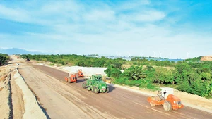 Trên công trường đường cao tốc Cam Lâm-Vĩnh Hảo. Ảnh: Nam Hải