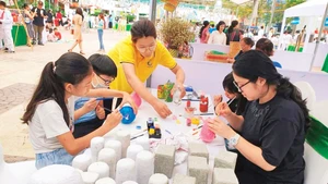 Trải nghiệm với những sản phẩm tái chế ở Green Life Hạ Long.