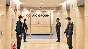 Cơ quan chức năng khám xét trụ sở Công ty AIC. Nguồn: Vietnam+
