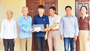 Ông Lê Xuân Phúc (người thứ hai, từ trái sang) cùng đại diện dòng họ Lê Xuân trao quà khuyến học cho các cháu tại Từ đường dòng họ.