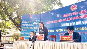 Các thành viên trong Hội đồng xét xử tại “Phiên tòa giả định”.
