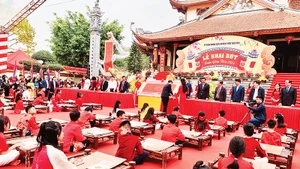 Các em học sinh đua tài tại Lễ hội khai bút, Khu di tích lưu niệm Trạng nguyên Lê Ích Mộc.