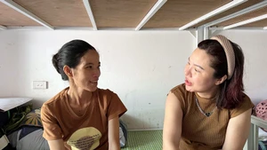 Chị Kiều Oanh (bên phải) thăm hỏi người bệnh ở trọ miễn phí tại nhà chị.
