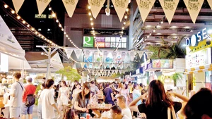 Một khu phố ẩm thực sầm uất ở Bangkok, Thái Lan. (Ảnh Đinh Trường)
