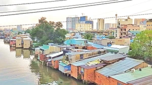 Thành phố đặt mục tiêu di dời, giải tỏa 39.600 căn nhà trên và ven kênh, rạch trong 5 năm tới.