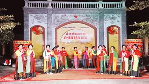 Các thành viên Câu lạc bộ Chèo Sáo Đền, xã Song An (huyện Vũ Thư, tỉnh Thái Bình) biểu diễn làn điệu chèo cổ.