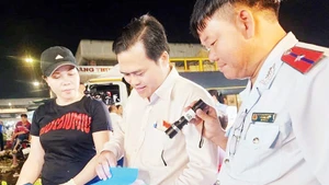 Đoàn giám sát của Ban Văn hóa-Xã hội, Hội đồng nhân dân Thành phố Hồ Chí Minh kiểm tra, giám sát chất lượng nông sản tại chợ đầu mối nông sản-thực phẩm Thủ Đức. 
