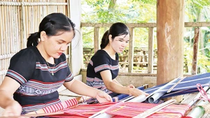 Nghề dệt thổ cẩm của người Hrê ở làng Teng, xã Ba Thành, huyện Ba Tơ (Quảng Ngãi) được công nhận là Di sản văn hóa phi vật thể quốc gia.