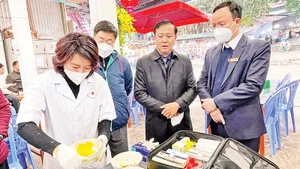 Đoàn kiểm tra liên ngành số 1 của thành phố Hà Nội kiểm tra an toàn thực phẩm tại lễ hội chùa Hương. (Ảnh THU TRANG)