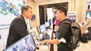 Doanh nghiệp giới thiệu sản phẩm công nghệ mới chăm sóc sức khỏe.