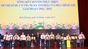 Trao tặng Bằng khen của Tỉnh ủy Bình Dương cho các tập thể tiêu biểu trong học tập và làm theo tư tưởng, đạo đức, phong cách Hồ Chí Minh giai đoạn 2016-2025.