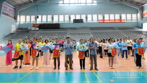 Trao cờ lưu niệm cho hội nhà báo các tỉnh.