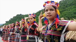 Các cô gái dân tộc Cơ Tu trong trang phục truyền thống.