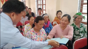 Cán bộ xã Quang Sơn, huyện Đồng Hỷ tuyên truyền pháp luật về hôn nhân gia đình đối với người dân.