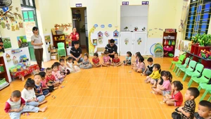 Các nhà hảo tâm trao quà tặng học sinh Trường mầm non Hợp Thành (xã Hợp Thành, thành phố Lào Cai, tỉnh Lào Cai). (Ảnh MỸ HÀ)