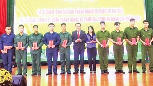 Lãnh đạo quận Thanh Khê (Đà Nẵng) trao quà tặng quân nhân xuất ngũ. (Ảnh PHƯƠNG KIẾM) 