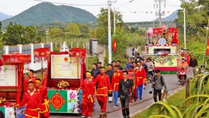 Lễ hội Dinh Thầy Thím của tỉnh Bình Thuận thu hút đông du khách tham dự. 