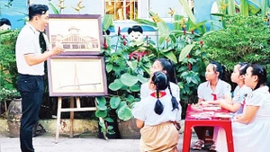 Khưu Tấn Bửu truyền cảm hứng về tranh gạo cho trẻ em. 