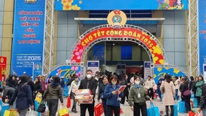 Người lao động phấn khởi mua hàng tại Chợ Tết Công đoàn 2025 do Liên đoàn Lao động TP Hà Nội tổ chức. 