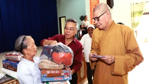 Hòa thượng Thích Châu Quang, Trưởng Ban Trị sự Giáo hội Phật giáo Việt Nam tỉnh Ðắk Lắk thăm, trao quà tặng các gia đình khó khăn ở Ðắk Lắk. 