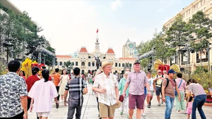 Du khách quốc tế tham quan Thành phố Hồ Chí Minh trong dịp Tết Nguyên đán Ất Tỵ 2025. (Ảnh Mạnh Hảo) 