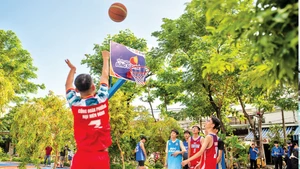 Người dân chơi thể thao tại công viên 4C sau khi khánh thành “Không gian Thể thao Thanh niên - Tiếp năng lượng, bừng sức trẻ”. 