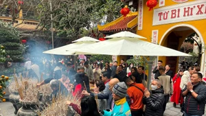 Đầu năm mới, người dân đi lễ chùa để mong năm mới bình an, may mắn. 